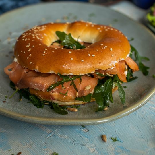 Bagel s uzeným lososem