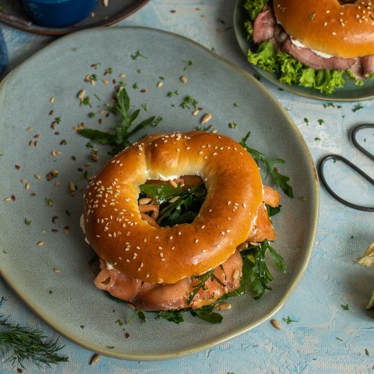 Bagel s uzeným lososem