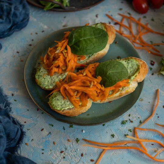 Chlebíček s petrželovou remuládou a mrkví