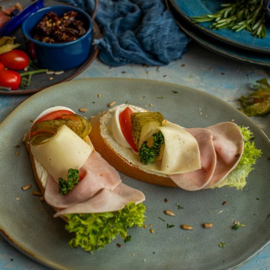 Chlebíček se šunkou a sýrem